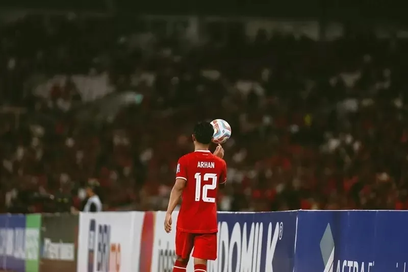 Pratama Arhan thực hiện ném biên mạnh cho đội Indonesia