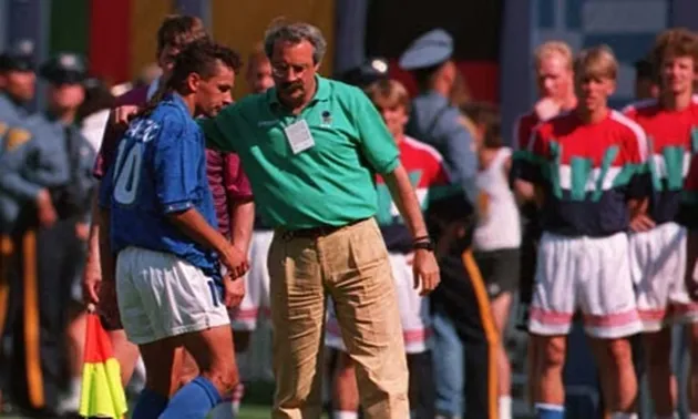 Roberto Baggio buồn bã khi bị thay ra ở World Cup 1994, ví dụ cho tác động tâm lý khi thay người.