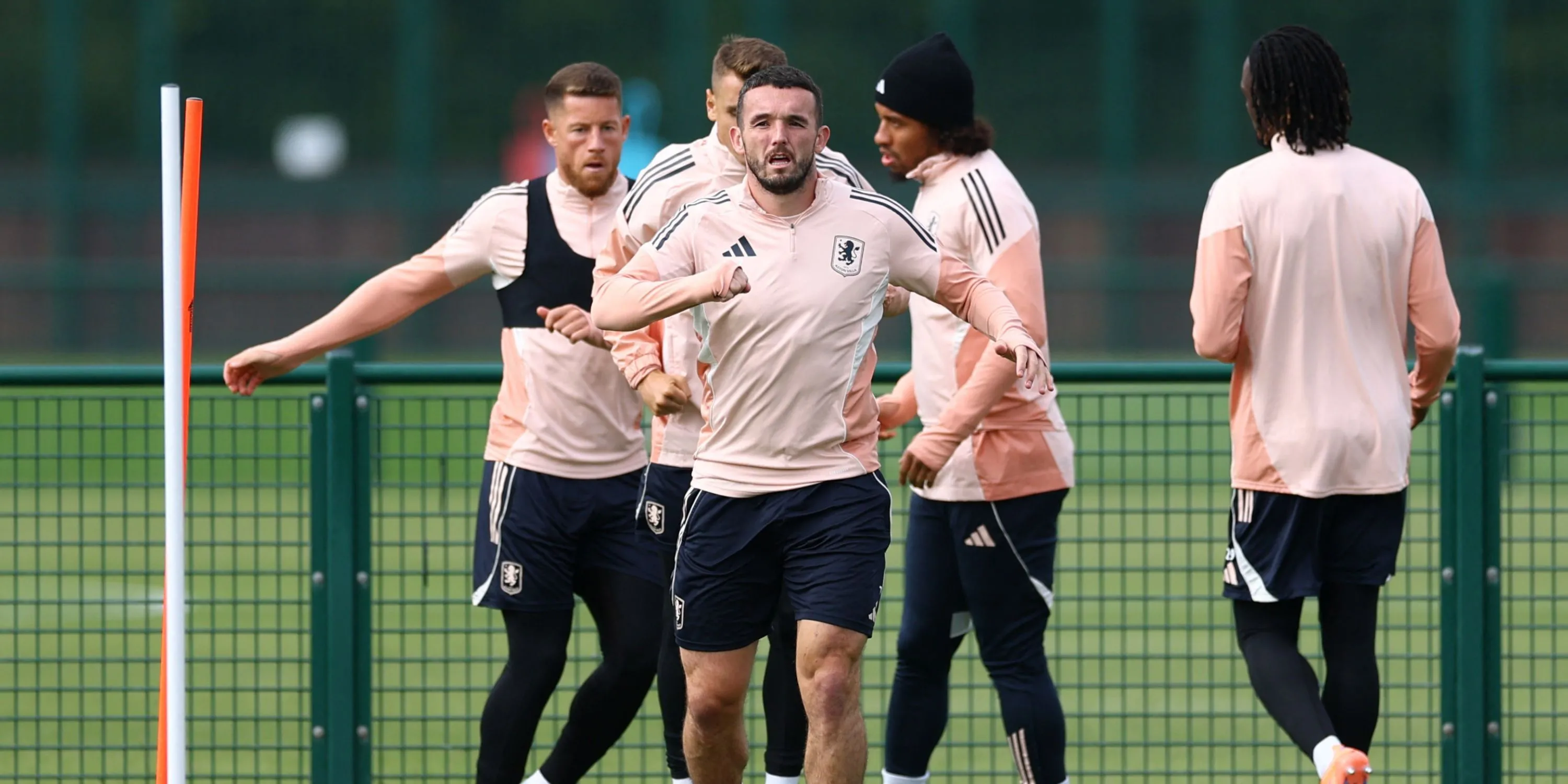 Ross Barkley trong màu áo Aston Villa – tiền vệ có khả năng tạo đột biến từ tuyến giữa