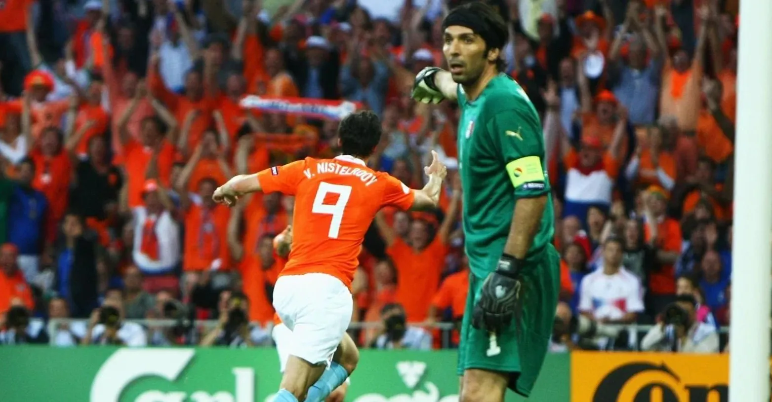 Ruud van Nistelrooy gây tranh cãi với bàn thắng tại EURO 2008 dù tình huống phức tạp