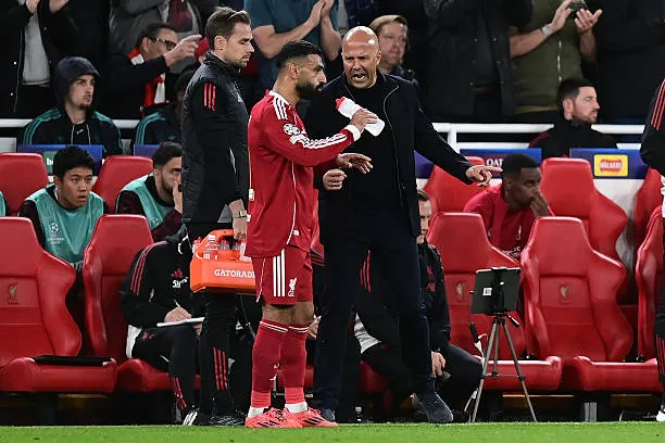 Salah chịu thiệt thòi khi bị đưa lên ghế dự bị dưới triều đại Arne Slot