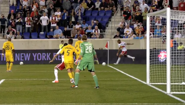 Thierry Henry ghi bàn trực tiếp từ phạt góc — ví dụ điển hình của "bàn thắng Olympic".