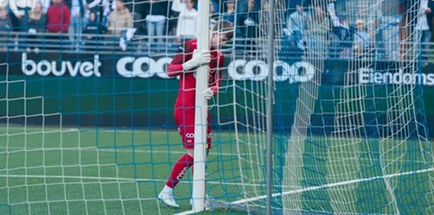 Thủ môn không được tác động làm lung lay khung thành; an toàn là tiêu chí hàng đầu