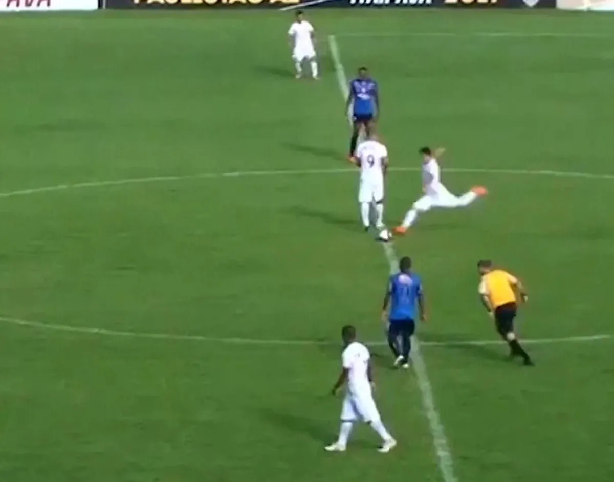 Tiền đạo ghi bàn từ vạch giữa sân là ví dụ cho bàn thắng trực tiếp từ kick-off hợp lệ nếu bóng di chuyển rõ rệt.