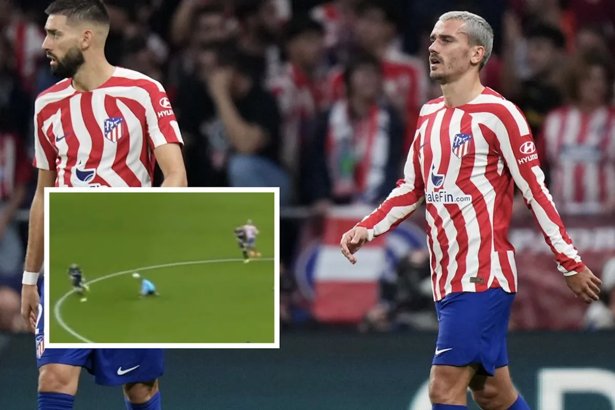 Tình huống Antoine Griezmann khiến trọng tài dừng trận và thả bóng trong Champions League 2022/23