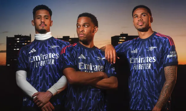 Trang phục thi đấu các đội bóng ngày càng ứng dụng công nghệ vải nhẹ, thoáng khí và tối ưu hoá hiệu suất thi đấu.