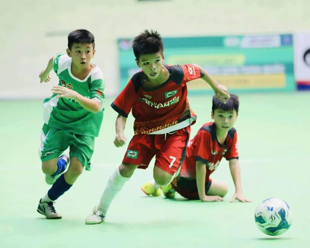 Trẻ em thi đấu U11 Quốc gia 2025 trên sân nhỏ, sử dụng bóng phù hợp lứa tuổi