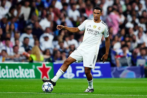 Trent Alexander-Arnold hậu vệ biên hiện đại, kiêm nhiệm cả công và thủ