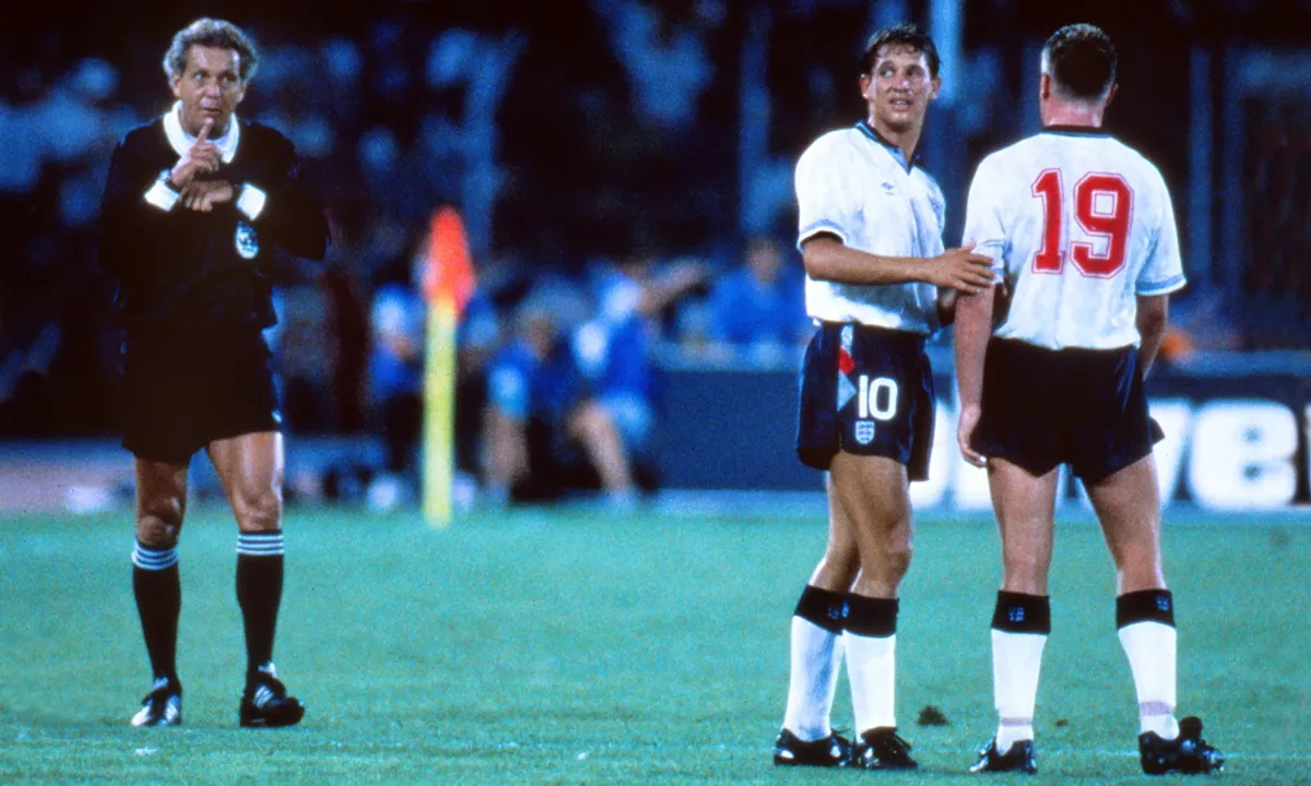 Trọng tài có thể tính thêm thời gian bù giờ tùy mức độ gián đoạn, được hiển thị trên bảng điện tử