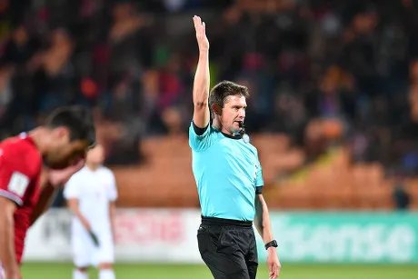 Trọng tài giữ tay trên đầu cho tới khi có cầu thủ chạm bóng, dấu hiệu nhận biết đá phạt gián tiếp.