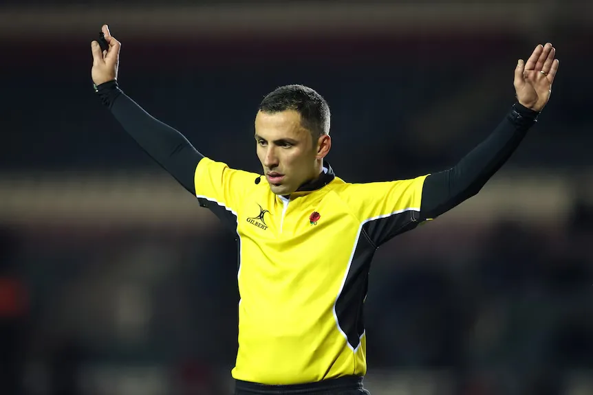 Trọng tài tạm thời dừng hoặc hủy trận đấu do lý do bất khả kháng, minh họa quy trình xử lý