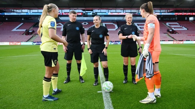 Trọng tài thường tung đồng xu và xác định đội giao bóng trước khi kick-off tại vòng tròn trung tâm.