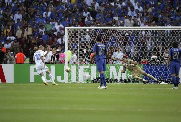 Zidane đã "đánh lừa" thành công Buffon trong tình huống penalty nghẹt thở năm 2006.