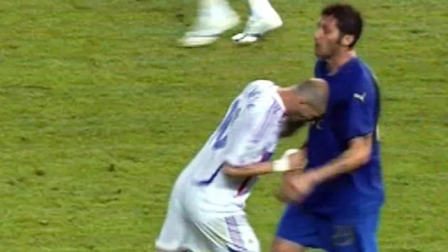 Zidane húc đầu Marco Materazzi trong chung kết World Cup 2006, nhận thẻ đỏ trực tiếp.