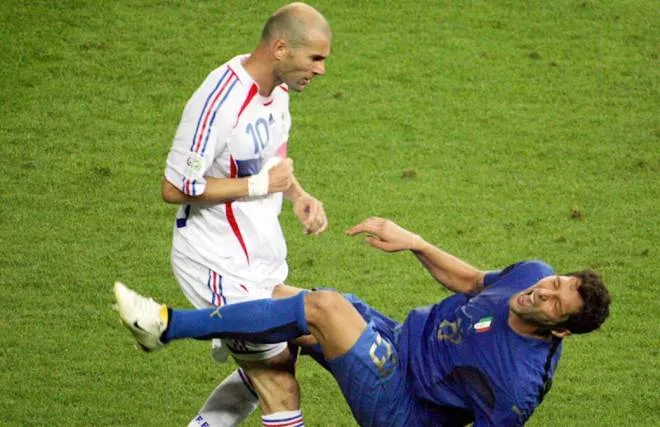 Zidane húc đầu Materazzi trong hiệp phụ chung kết World Cup 2006 - khoảnh khắc hiệp phụ gây tranh cãi