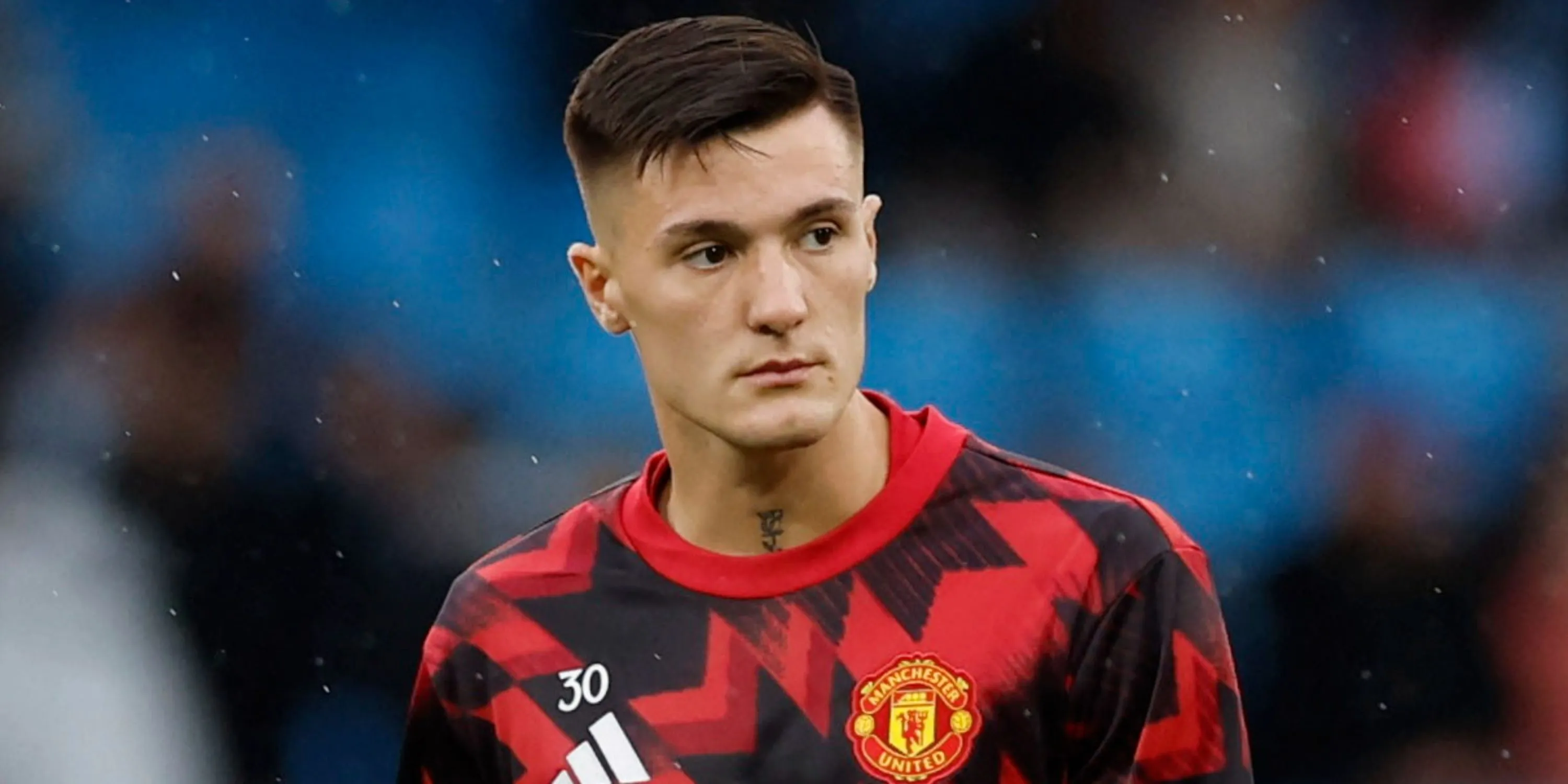 Benjamin Sesko trong tình huống tranh chấp bóng giữa các cầu thủ Manchester United và đối phương tại sân Old Trafford