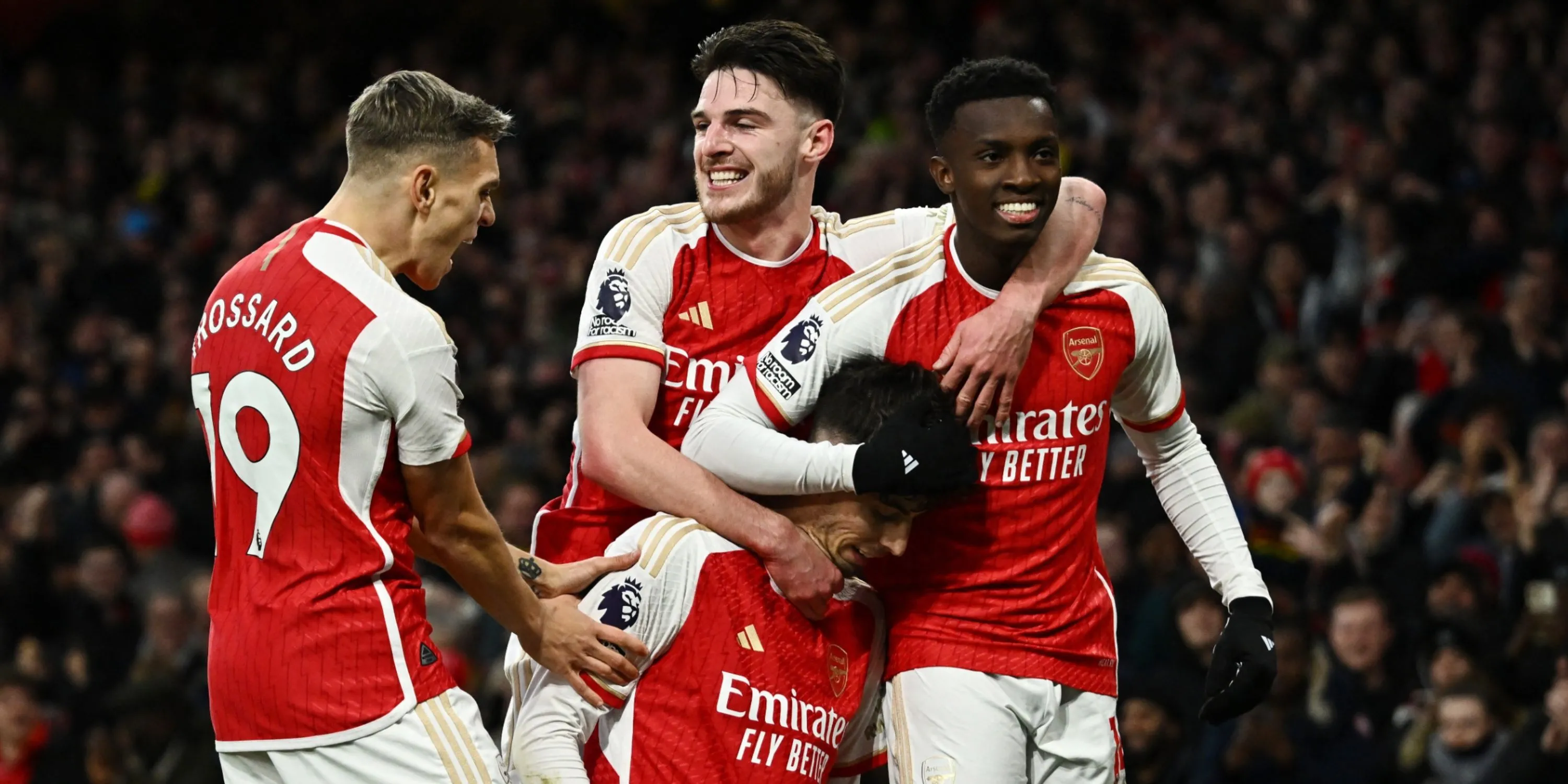 Các cầu thủ Arsenal ăn mừng trên sân cỏ, thể hiện sự quyết tâm của đội bóng