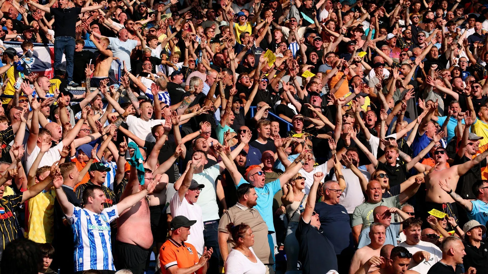 Các CĐV Sheffield Wednesday tập hợp tại sân vận động Wembley để ủng hộ đội bóng