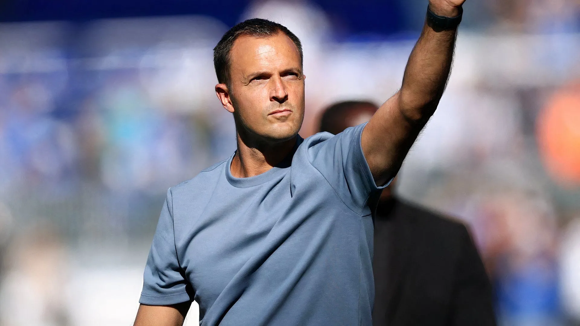 Chris Davies phân tích chiến thuật trên bảng huấn luyện