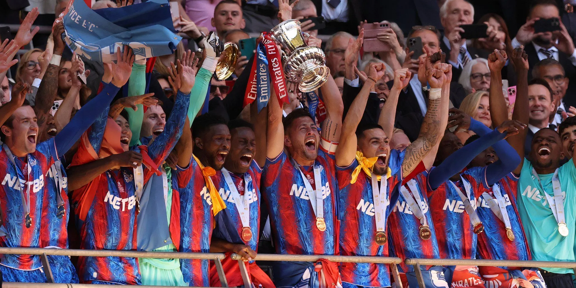 Crystal Palace nâng cúp FA Cup sau khi thắng tại cuối mùa 2024/25, đánh dấu thời kỳ mới