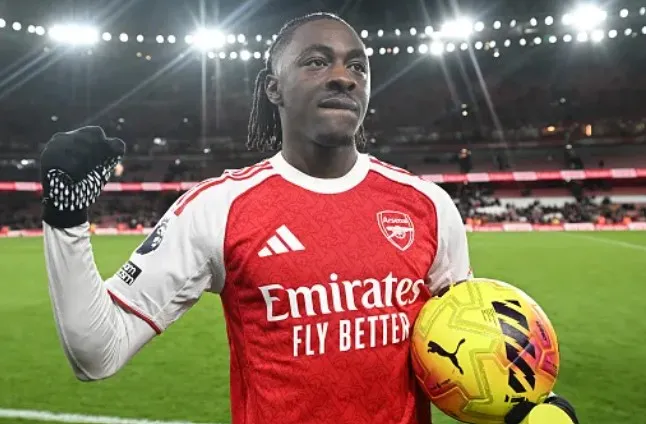 Eberechi Eze ăn mừng hat-trick