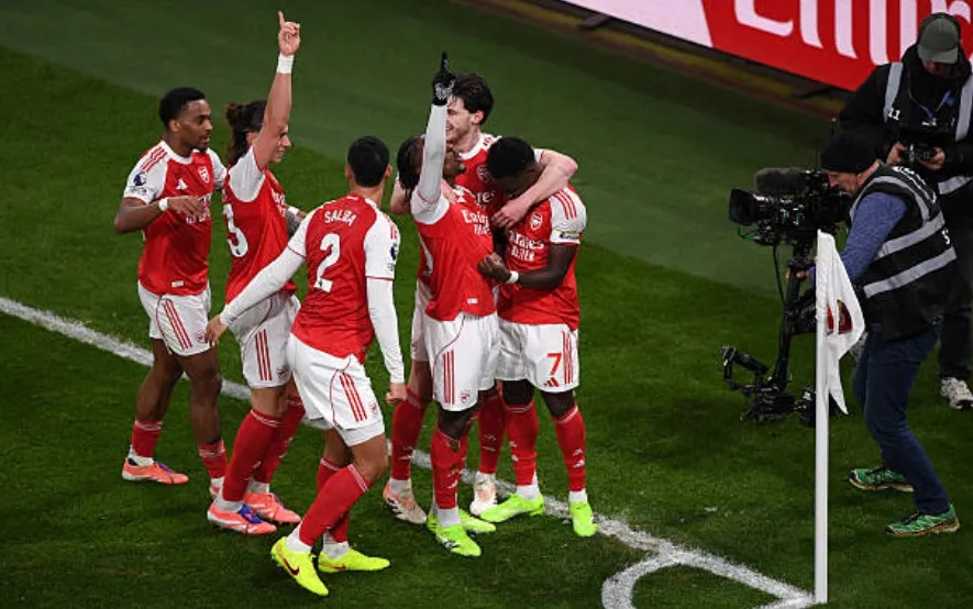 Eze ăn mừng bàn thắng thứ ba cho Arsenal trước Tottenham