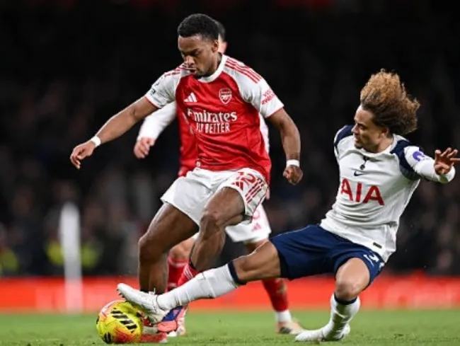 Jurrien Timber kiến tạo bàn thắng cho Eze