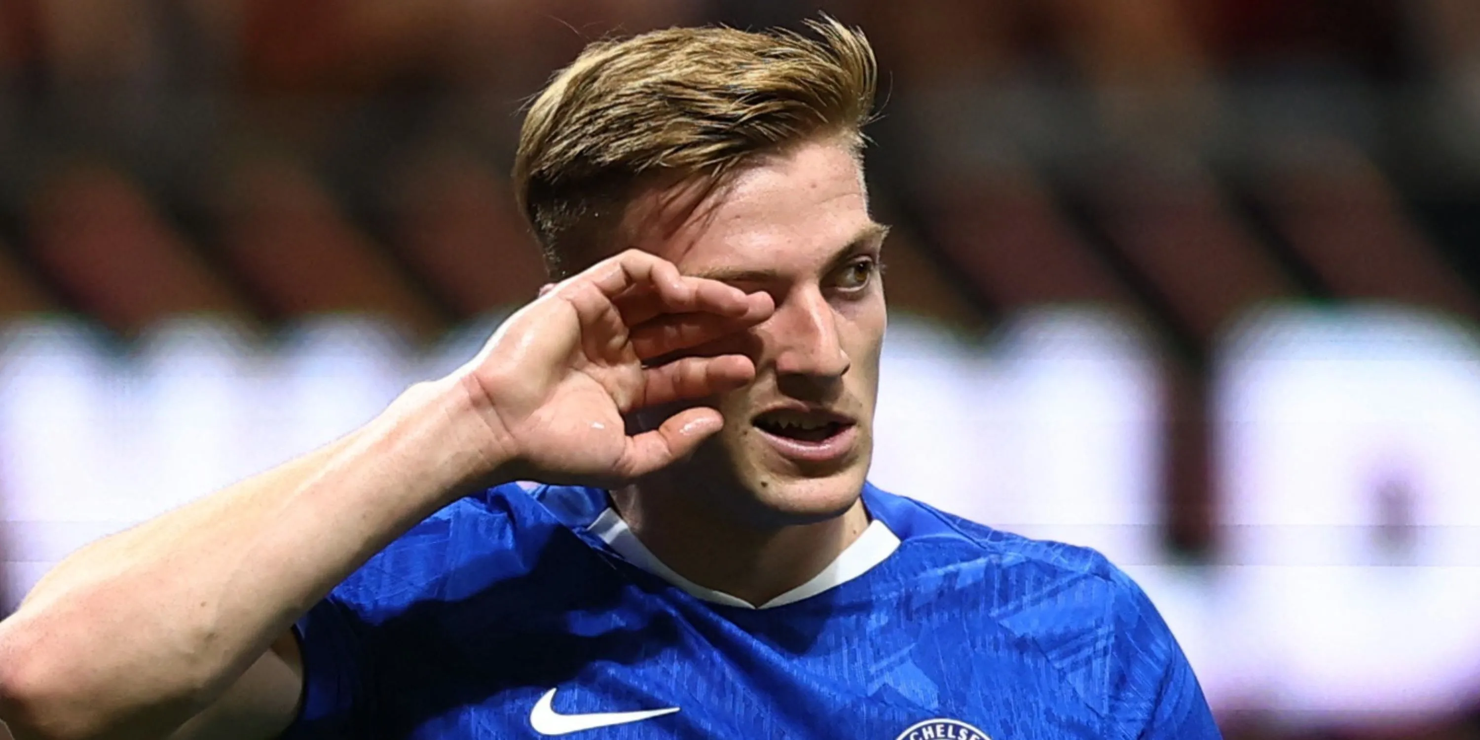 Liam Delap trong tình huống tranh chấp bóng với hậu vệ đối phương, diễn ra tại sân Stamford Bridge của Chelsea