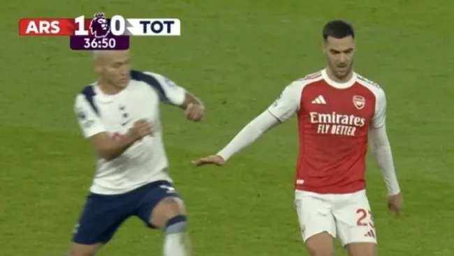 Mikel Merino kiến tạo bàn thắng