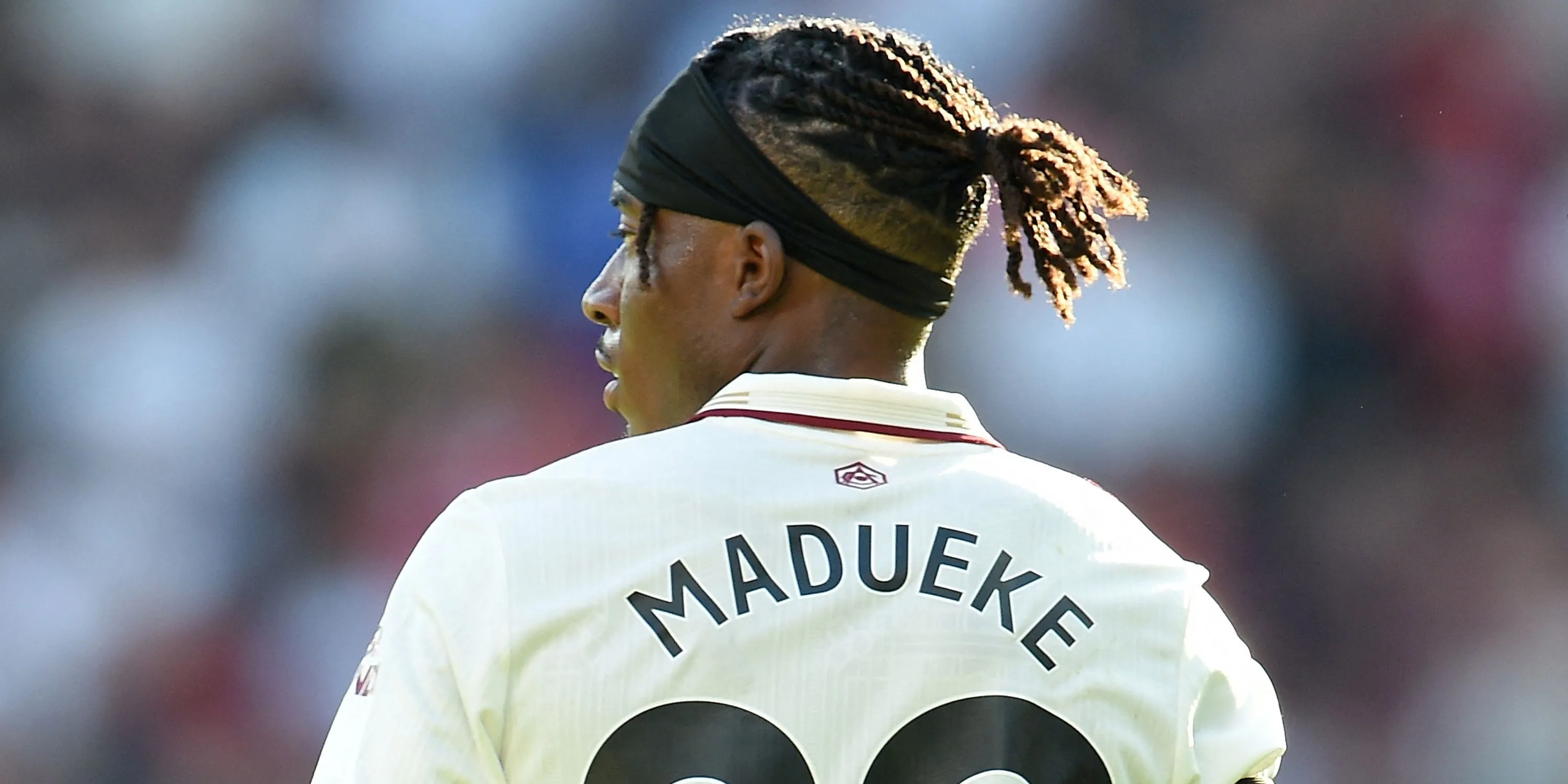 Noni Madueke thi đấu cho Arsenal ở Premier League