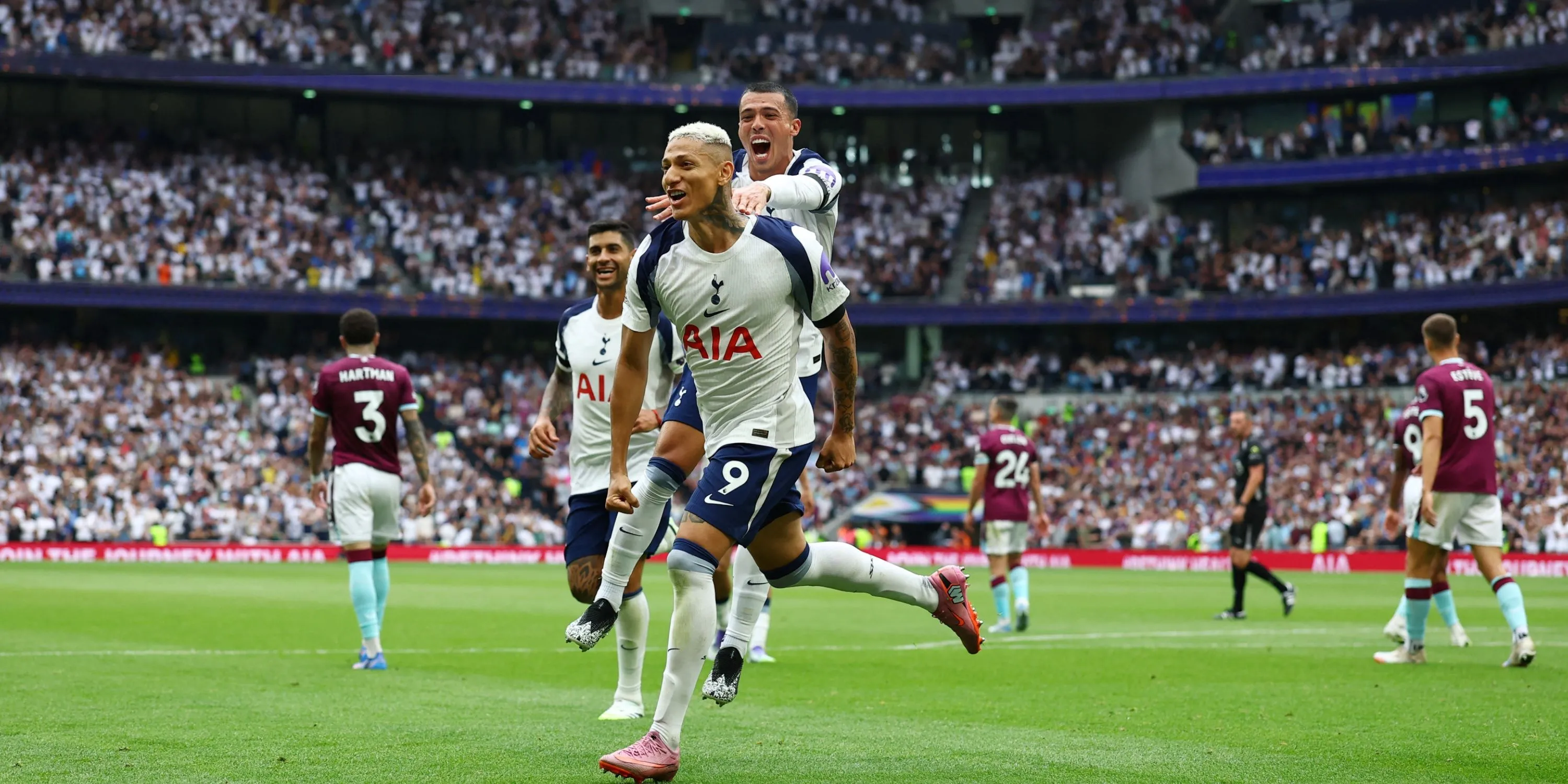 Richarlison và Porro của Tottenham trong một trận đấu Premier League