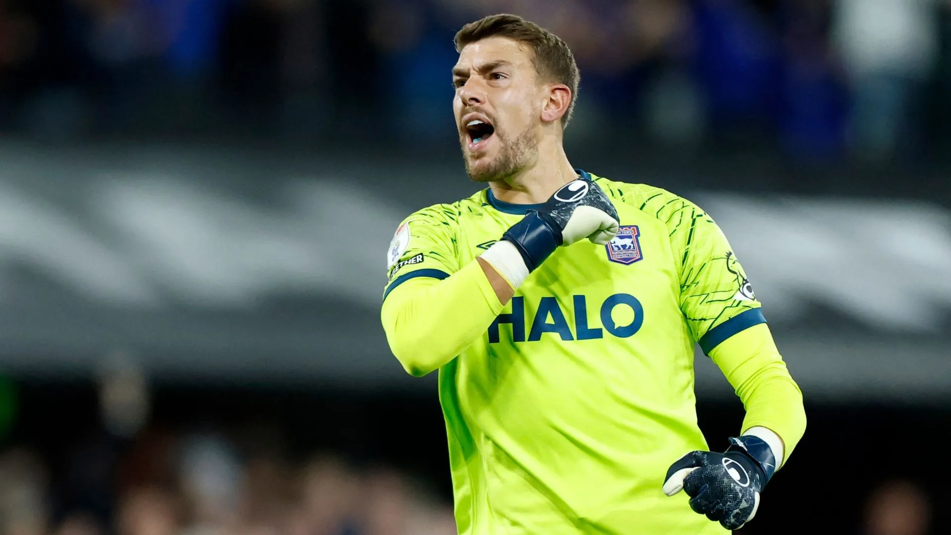 Thủ môn kinh nghiệm Alex Palmer của Ipswich Town bị chấn thương bắp chân