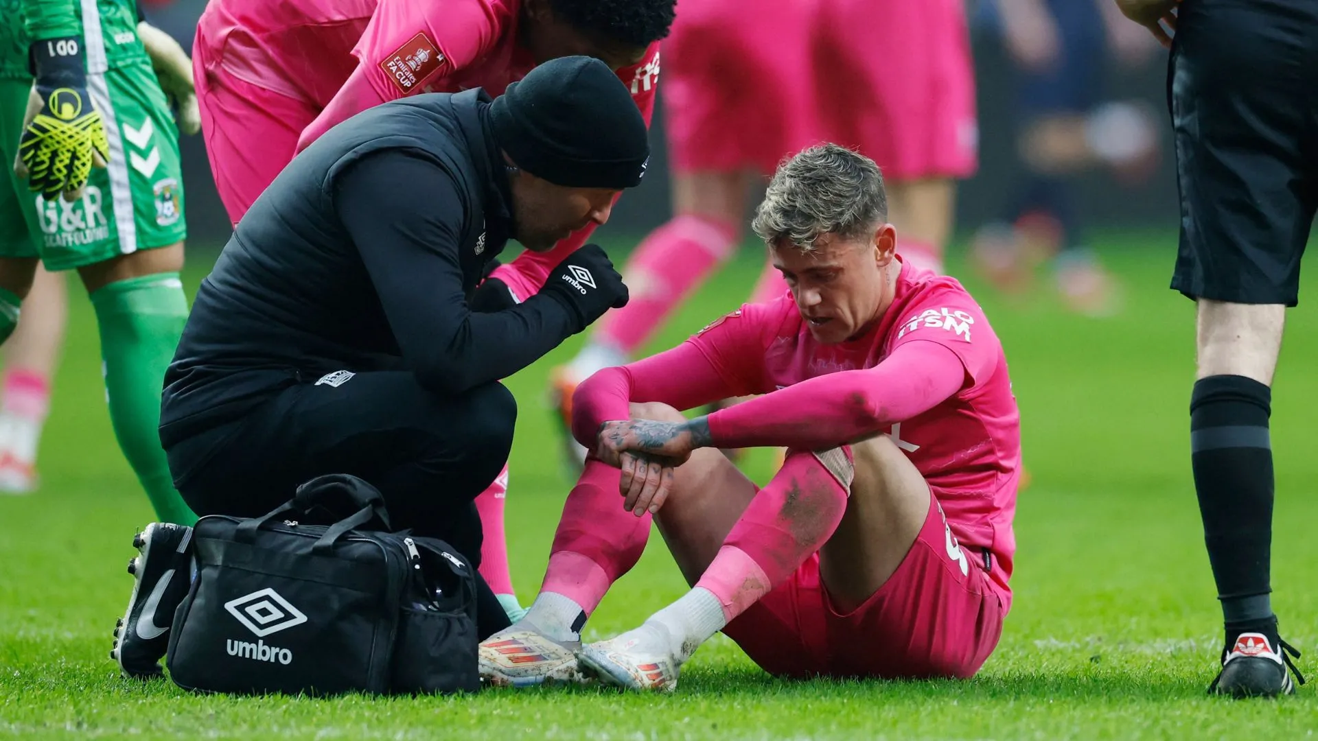 Tiền đạo Sammie Szmodics của Ipswich Town, cựu vô địch bóng đá anh Championship, phải chịu phẫn nộ chấn thương đầu gối