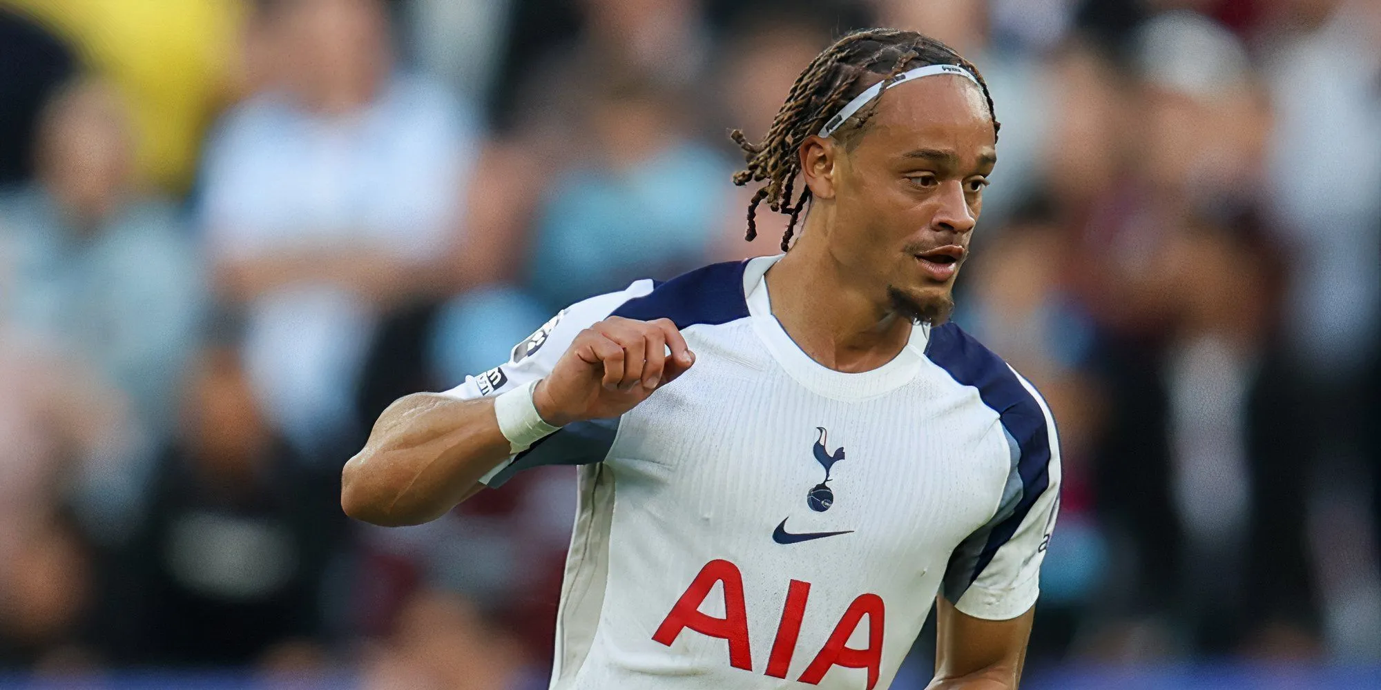 Xavi Simons trong tình huống bóng treo với các cầu thủ Tottenham ở phía sau, tranh chấp bóng tại sân Tottenham Hotspur